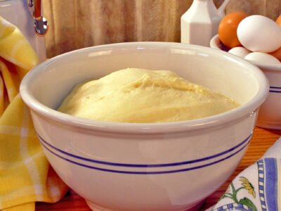 Here's an easy dinner rolls recipe you can use to make delicious homemade dinner rolls. With just 5 minutes prep time and less than $1.00 per batch, your family will love them!