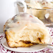 If you've been missing your favorite cinnamon rolls and are on a gluten free diet, this gluten free cinnamon roll muffins recipe is perfect for you. These muffins are gluten-free and will surely satisfy your craving for cinnamon rolls. They are incredibly easy to make and take only 5 minutes of your time. Enjoy the delicious taste of cinnamon rolls without worrying about gluten!